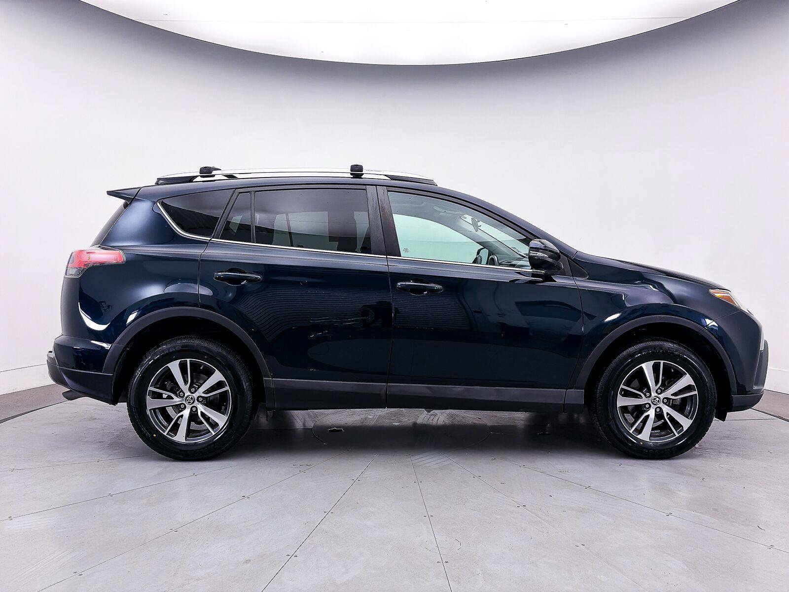 Used 2017 Toyota RAV4 XLE AWD/4WD image 34