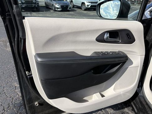 Used 2023 Chrysler Pacifica Touring-L FWD image 14