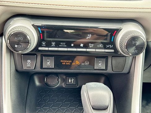 Used 2019 Toyota RAV4 XLE AWD/4WD image 13