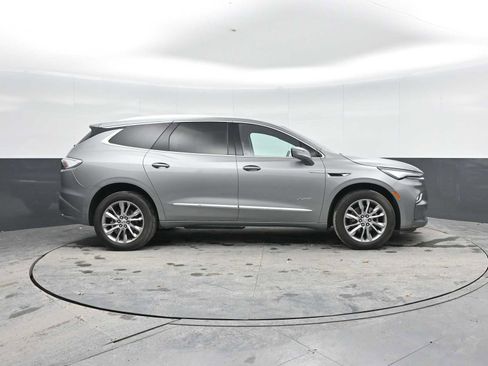 Used 2024 Buick Enclave Avenir image 9