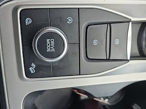 Used 2020 Ford Explorer XLT w/ Equipment Group 202A image 28