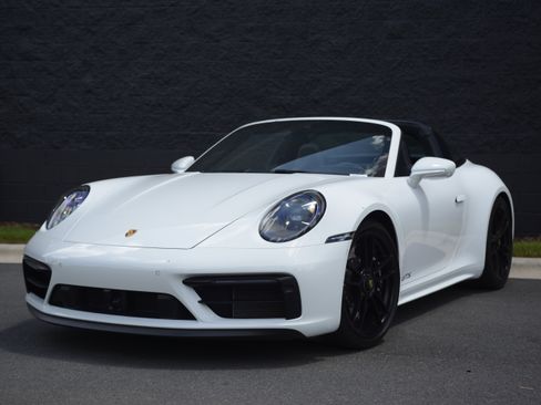Certified 2022 Porsche 911 Targa 4 GTS AWD/4WD image 38