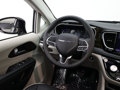 Used 2023 Chrysler Pacifica Limited FWD image 32