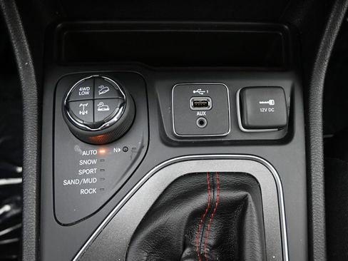 Used 2019 Jeep Cherokee Trailhawk w/ Cold Weather Group AWD/4WD image 31