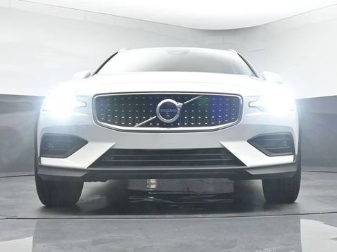 Used 2025 Volvo V60 B5 Cross Country Plus AWD/4WD image 11