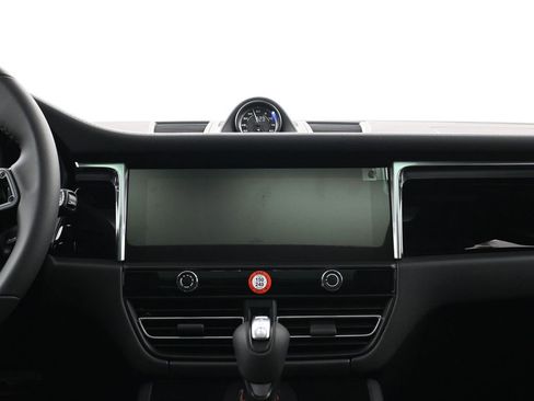 Certified 2026 Porsche Macan image 11