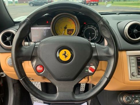 Used 2014 Ferrari California image 22