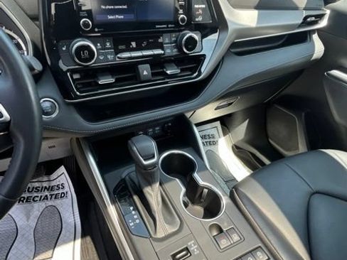Used 2022 Toyota Highlander XLE AWD/4WD image 13