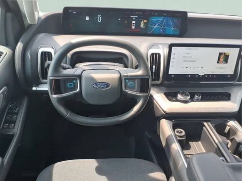 Used 2025 Ford Expedition Active AWD/4WD image 6