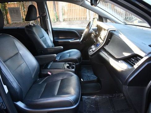 Used 2020 Toyota Sienna SE image 28