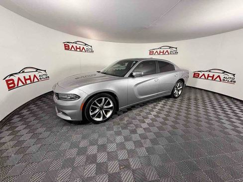 Used 2015 Dodge Charger SXT w/ Premium Group image 3