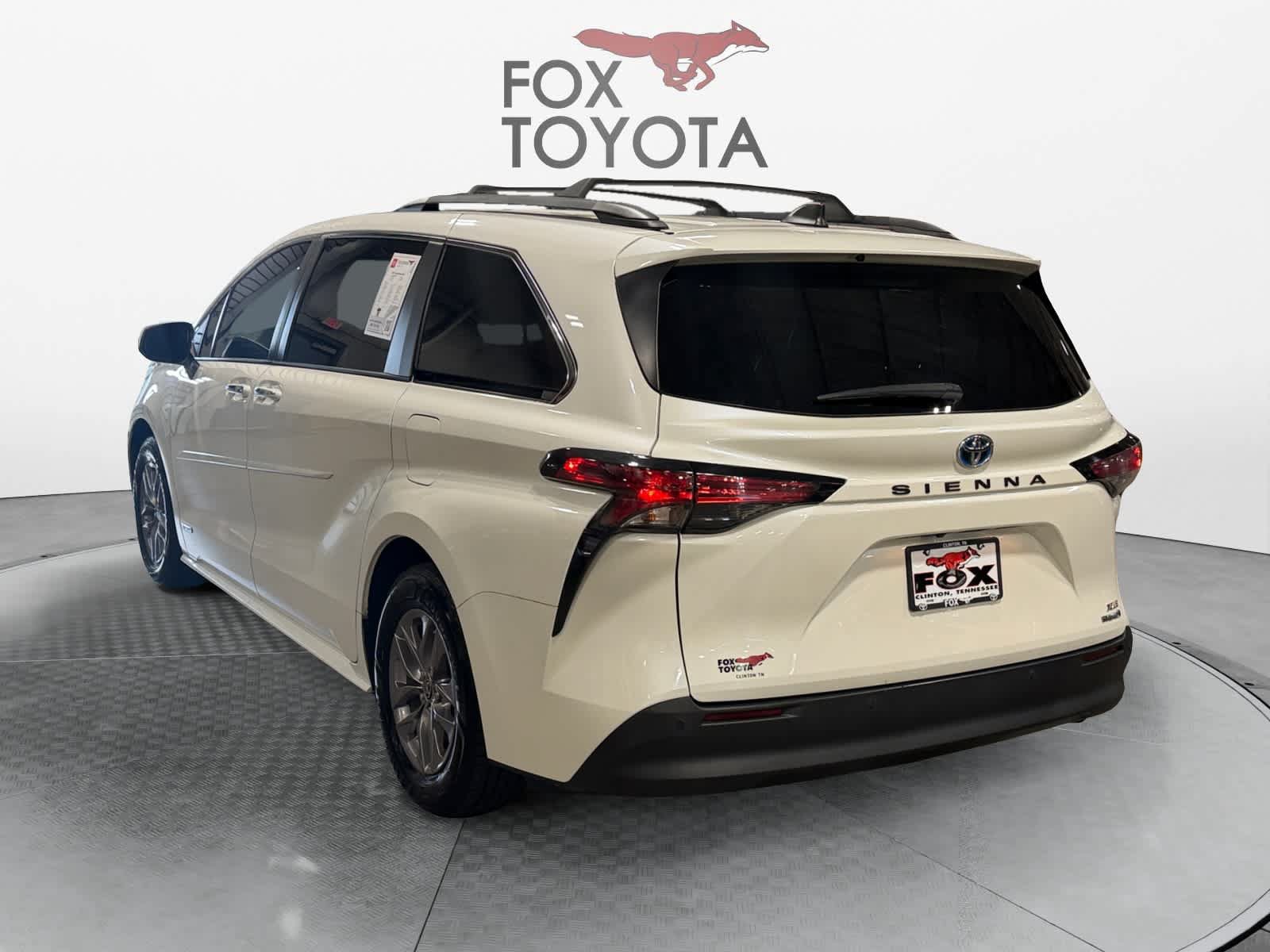 Used 2021 Toyota Sienna XLE w/ XLE Plus Package FWD image 4