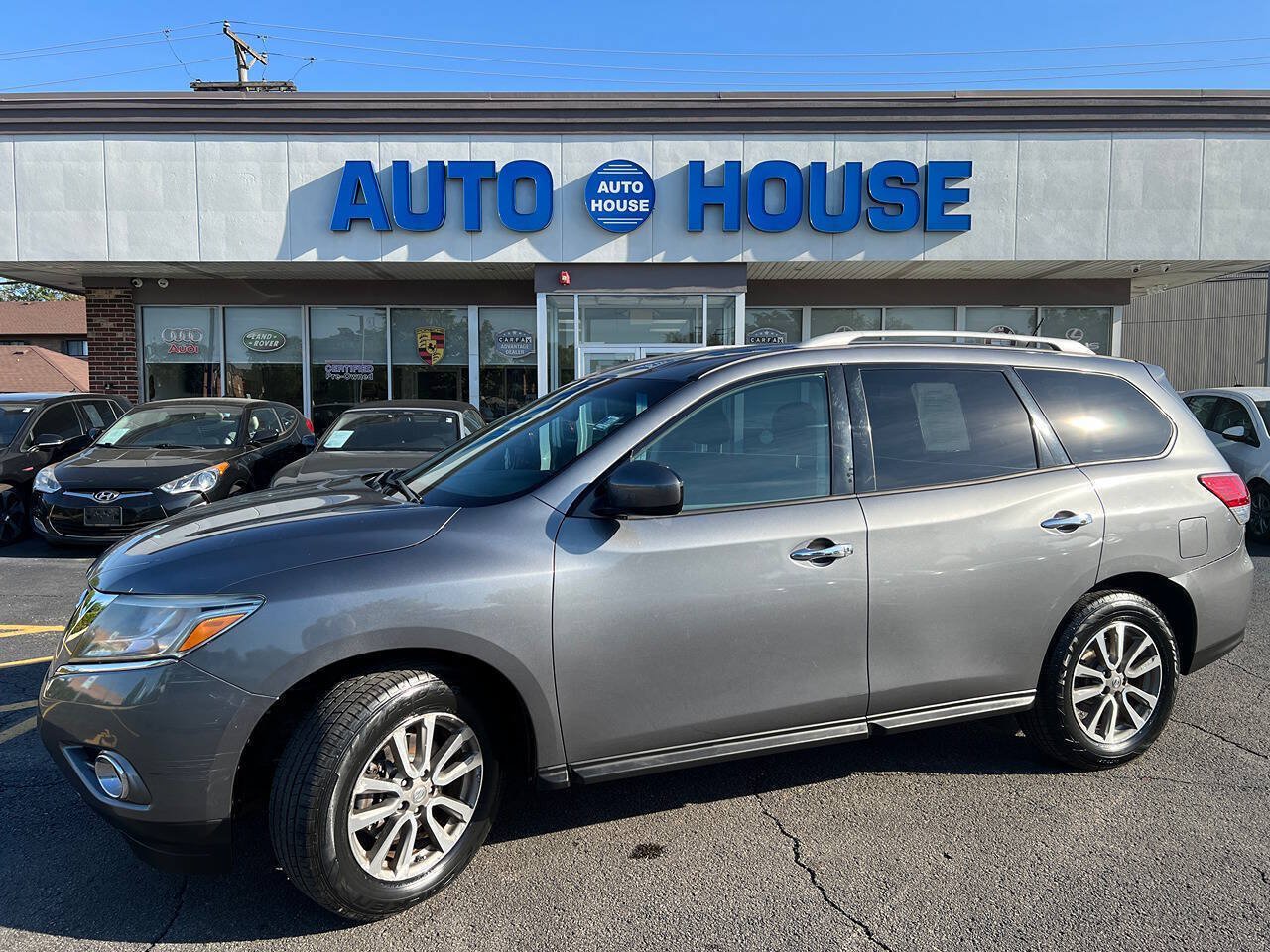 Used 2015 Nissan Pathfinder SV FWD image 1