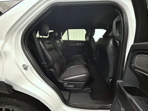 Used 2025 Ford Explorer ST-Line w/ ST-Line Street Pack image 18