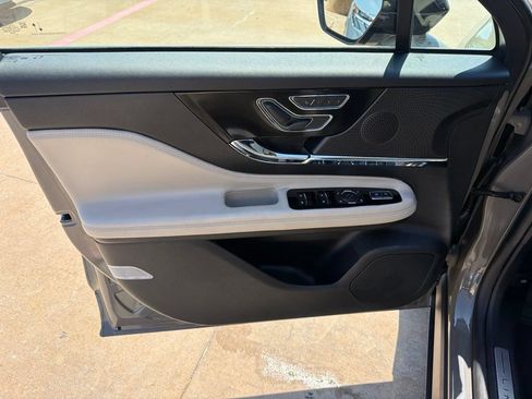 Used 2025 Lincoln Corsair FWD image 12