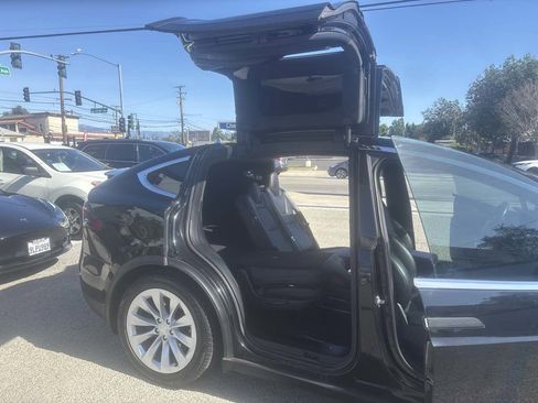 Used 2018 Tesla Model X 75D image 23
