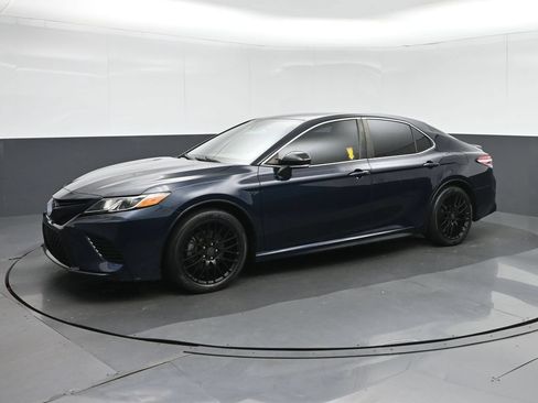 Used 2020 Toyota Camry SE w/ Convenience Package FWD image 3