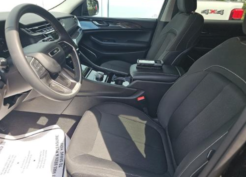 Used 2022 Jeep Grand Cherokee L Laredo w/ Luxury Tech Group I AWD/4WD image 14