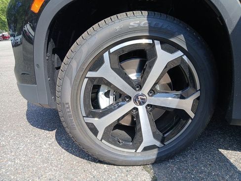 New 2025 Volkswagen Tiguan SE image 26