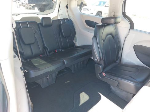 Used 2023 Chrysler Pacifica Touring-L image 11