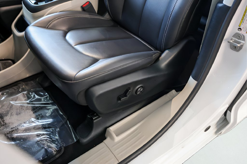 Used 2024 Chrysler Pacifica Limited FWD image 10