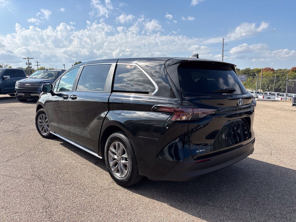 Used 2025 Toyota Sienna LE FWD image 5