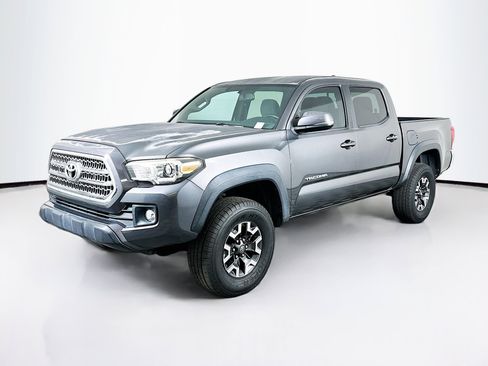 Used 2017 Toyota Tacoma TRD Off-Road image 3
