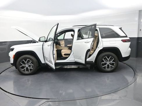 New 2025 Jeep Grand Cherokee Limited w/ Trailer Tow Package image 32