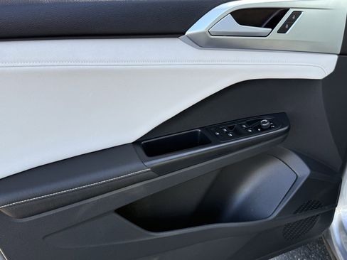 Used 2025 Volkswagen Taos SE image 10