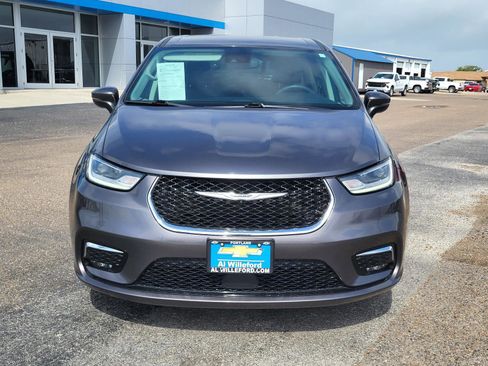 Used 2023 Chrysler Pacifica Touring-L FWD image 8