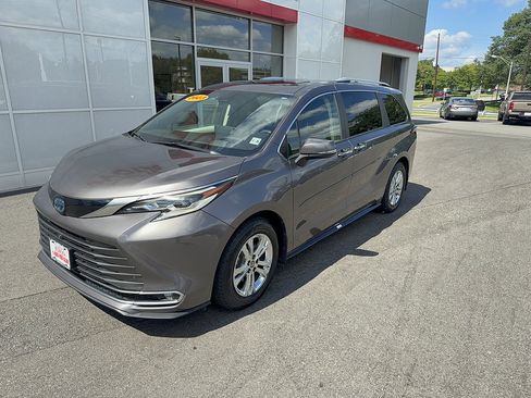 Certified 2023 Toyota Sienna Platinum AWD/4WD image 2