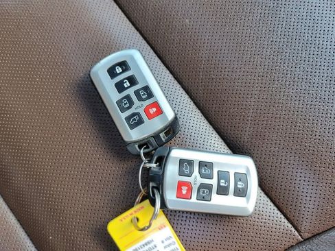 Used 2017 Toyota Sienna Limited Premium w/ Advanced Technology Package FWD image 32