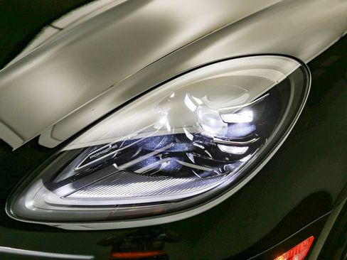 Certified 2026 Porsche Macan AWD/4WD image 11