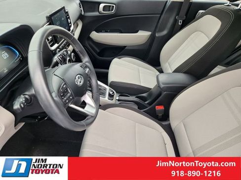 Used 2025 Hyundai Venue SEL image 13