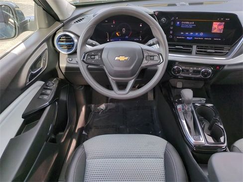 Certified 2025 Chevrolet Trax LT image 17