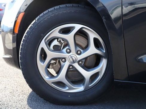 Used 2024 Chrysler Pacifica Limited image 2