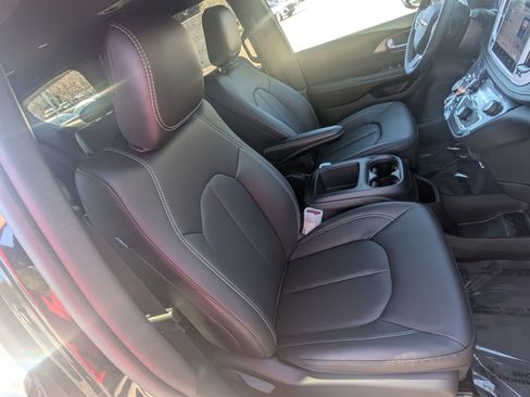 New 2026 Chrysler Pacifica Select AWD/4WD image 27