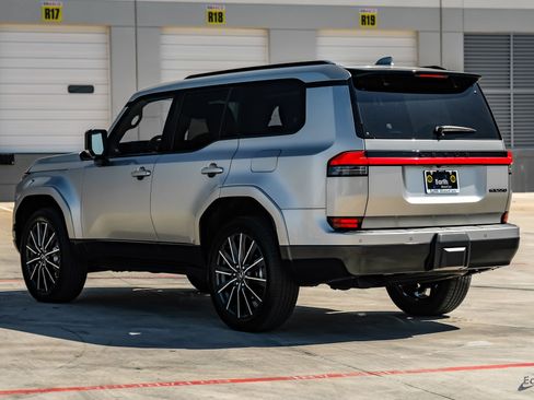 Used 2025 Lexus GX 550 w/ Accessory Package (2T) image 10