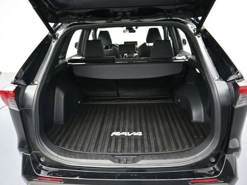 Used 2022 Toyota RAV4 SE image 26