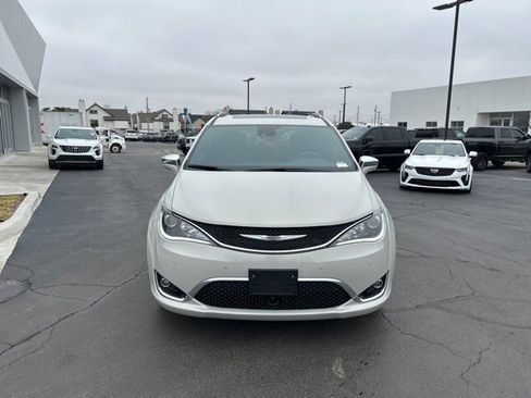 Used 2020 Chrysler Pacifica Limited image 3