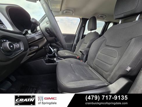 Used 2018 Jeep Renegade Latitude AWD/4WD image 23