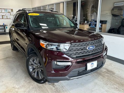 Used 2022 Ford Explorer XLT w/ Equipment Group 202A image 3