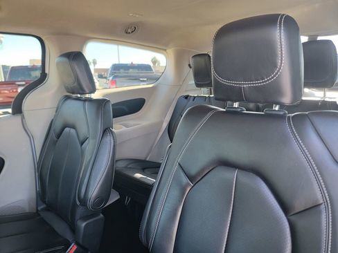Certified 2023 Chrysler Pacifica Touring-L image 16