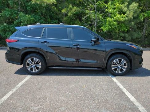 Used 2023 Toyota Highlander XLE FWD image 3