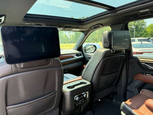 Used 2023 GMC Yukon XL Denali Ultimate AWD/4WD image 13