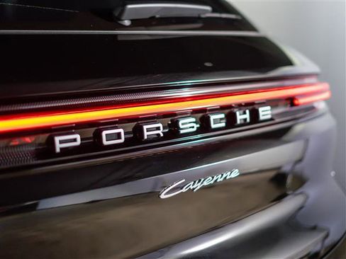 Certified 2026 Porsche Cayenne AWD/4WD image 31