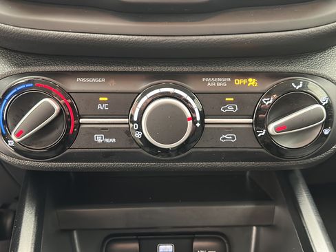 Used 2025 Kia Soul LX w/ LX Technology Package FWD image 19