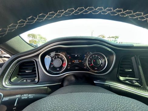 Used 2015 Dodge Challenger SRT image 38