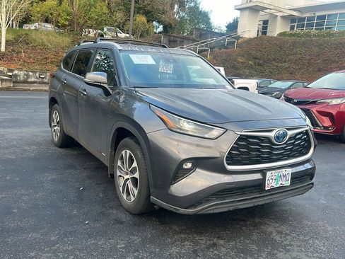 Used 2022 Toyota Highlander XLE image 1