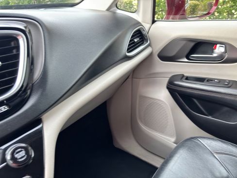 Used 2020 Chrysler Pacifica Touring-L FWD image 27